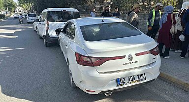 Otomobil park halindeki araçlara çarptı