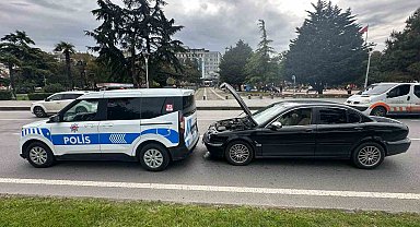 Otomobil, polis ekip otosuna arkadan çarptı