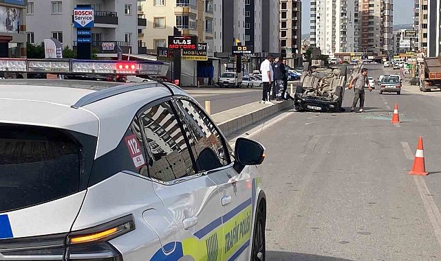 Otomobil refüje çarpıp, iki araca vurup ters döndü