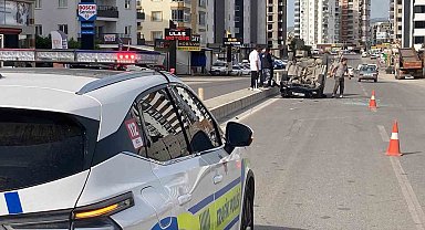 Otomobil refüje çarpıp, iki araca vurup ters döndü