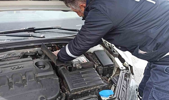 Otomobil refüje çarptı: 2 yaralı