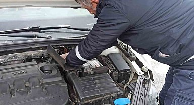 Otomobil refüje çarptı: 2 yaralı