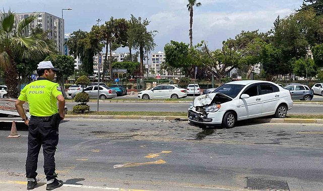 Otomobil refüjü aşarak yolcu minibüsü ile çarpıştı: 3 yaralı