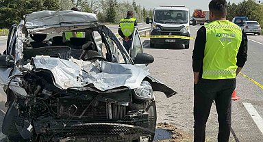 Otomobil tıra arkadan çarptı: 1 ölü, 4 yaralı