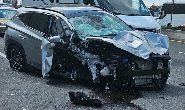 Otomobil, üst geçit ayağına çarptı: 2 yaralı
