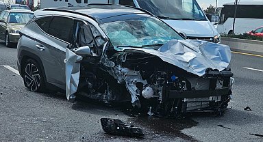 Otomobil, üst geçit ayağına çarptı: 2 yaralı