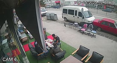 Otomobile çarpmamak için manevra yapan motosiklet sürücüsü yaralandı