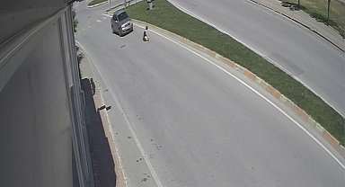 Otomobilin yayaya çarpma anı kamerada
