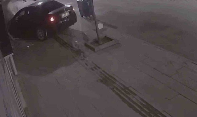 Otomobiliyle iş yerine çarpan sürücü kaçtı