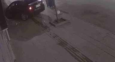 Otomobiliyle iş yerine çarpan sürücü kaçtı