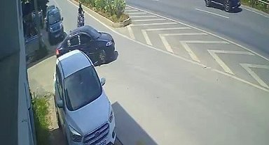 Otomobille çarpışan motosikletin sürücüsü metrelerce savruldu