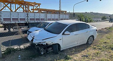 Otomobille çarpışan motosikletin sürücüsü yaralandı