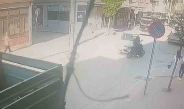 Otomobille çarpışan motosikletli yaralandı: Kaza anı kamerada