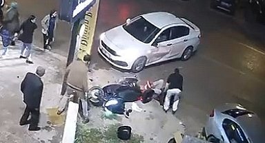 Otomobille motosikletin çarpıştığı kaza kamerada