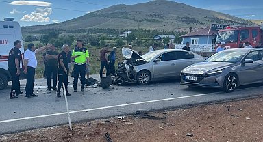 Otomobiller çarpıştı: 6 yaralı