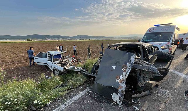Otomobillerin hurdaya döndüğü kazada yaralılardan 2'si hayatını kaybetti