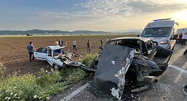 Otomobillerin hurdaya döndüğü kazada yaralılardan 2'si hayatını kaybetti