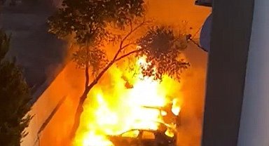 Otoparktaki 2 lüks araç yanarak küle döndü