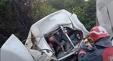 Otoyolda feci kaza: Kağıt gibi ezilen kamyonun kupasında sıkışarak hayatını kaybetti