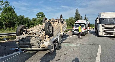 Otoyolda lastiği patlayan pikap takla attı: 3 yaralı