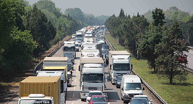 Otoyolda lastiği patlayan tır, bariyerlere çarptı: Bölgede uzun araç kuyrukları oluştu