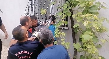 Oyun oynarken kafası demir parmaklığa sıkışan çocuğu itfaiye kurtardı