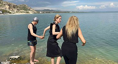 Oyuncu Wilma Elles ve Tuşba Özay Van Gölü'ne girdi