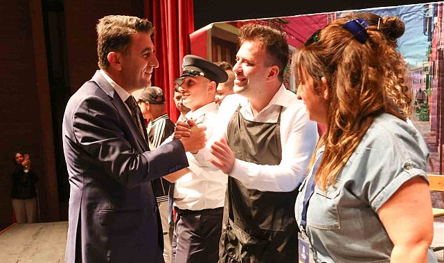 Özel bireyler sahneye çıktı, izleyiciler ayakta alkışladı