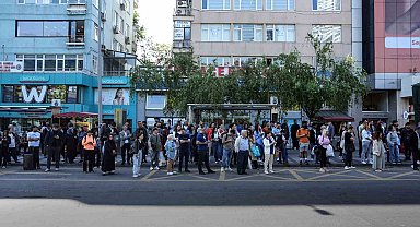 Özel Halk Otobüslerinin kontak kapatmasının ardından duraklarda oluşan yoğunluk havadan görüntülendi