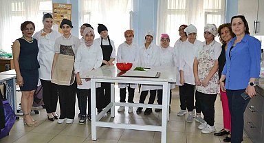 Özel öğrenciler uygulamalı eğitimle mutfak becerilerini geliştiriyor