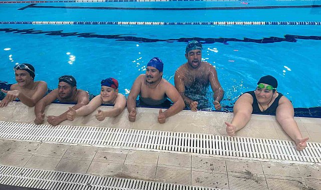 Özel sporcuların yüzme yarışında renkli görüntüler ortaya çıktı