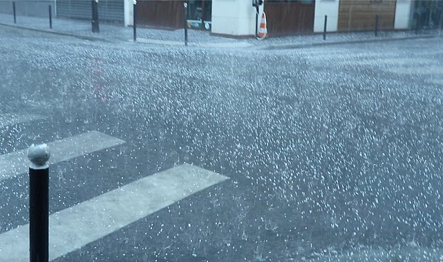 Paris'te 25 derece sıcaklıkta dolu yağdı