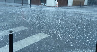 Paris'te 25 derece sıcaklıkta dolu yağdı