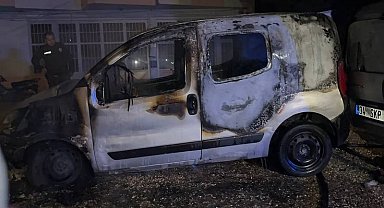 Park halindeki araç alev topuna döndü, geriye demir yığınları kaldı
