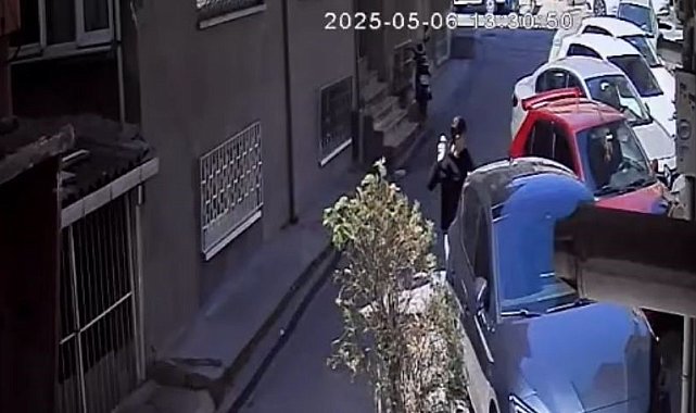 Park halindeki araca taş ve yumruklarla saldırdı: Hiçbir şey olmamış gibi yoluna devam etti