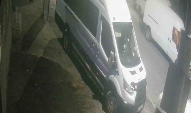 Park halindeki aracın elektrik ve teknik aksamını çaldılar, o anlar kamerada