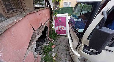 Park halindeki kamyon hareket ederek çarptığı metruk binanın duvarını yıktı
