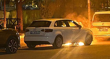 Park halindeki lüks otomobilde yangın