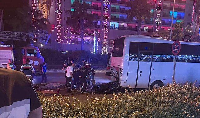 Park halindeki midibüse çarpan motosikletteki 2 genç hayatını kaybetti