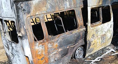 Park halindeki minibüs alev alev yandı