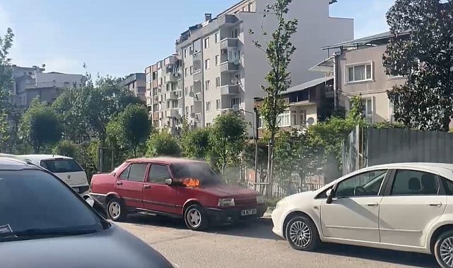 Park halindeki otomobil alev alev yandı