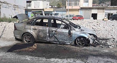 Park halindeki otomobil alevlere teslim oldu