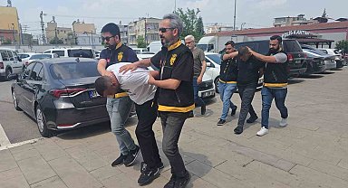 Park halindeki otomobillerden 500 bin TL'lik hırsızlık yapan 3 şüpheli yakalandı