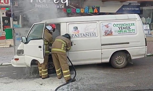 Park halindeki panelvan minibüste yangın paniği