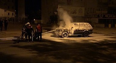 Park halindeki Range Rover yandı