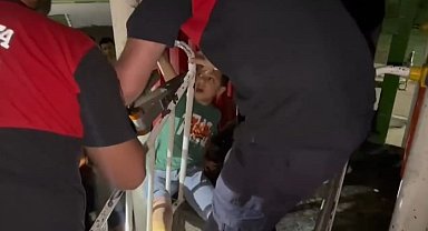 Parkta ayağı oyun grubu demirlerine sıkışan çocuk, itfaiye ekiplerince kurtarıldı