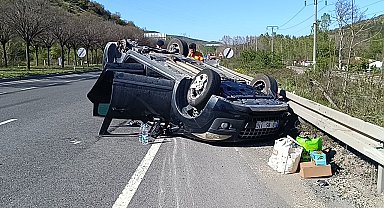 Pazaryeri'nde çarpışan otomobillerden biri takla attı: 1 yaralı