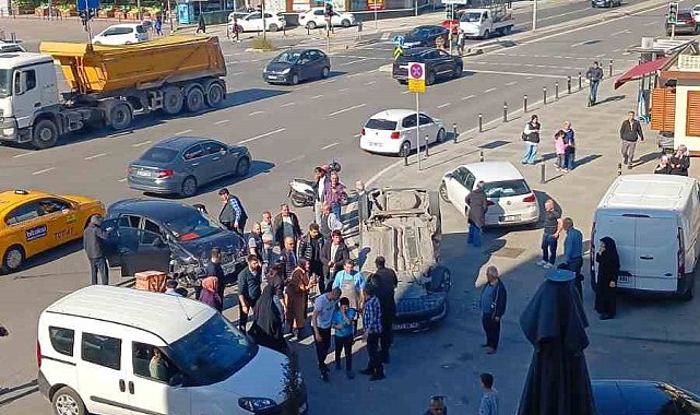 Pendik'te kırmızı ışık ihlali kaza getirdi: 5 yaralı