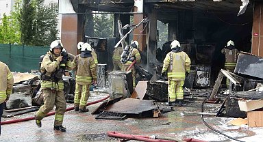 Pendik'te spotçu mağazasında çıkan yangın söndürüldü
