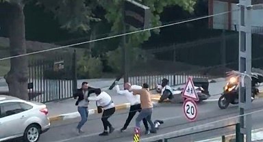 Pendik'te yol verme kavgası: Yumruklar, kask ve bıçak havada uçuştu